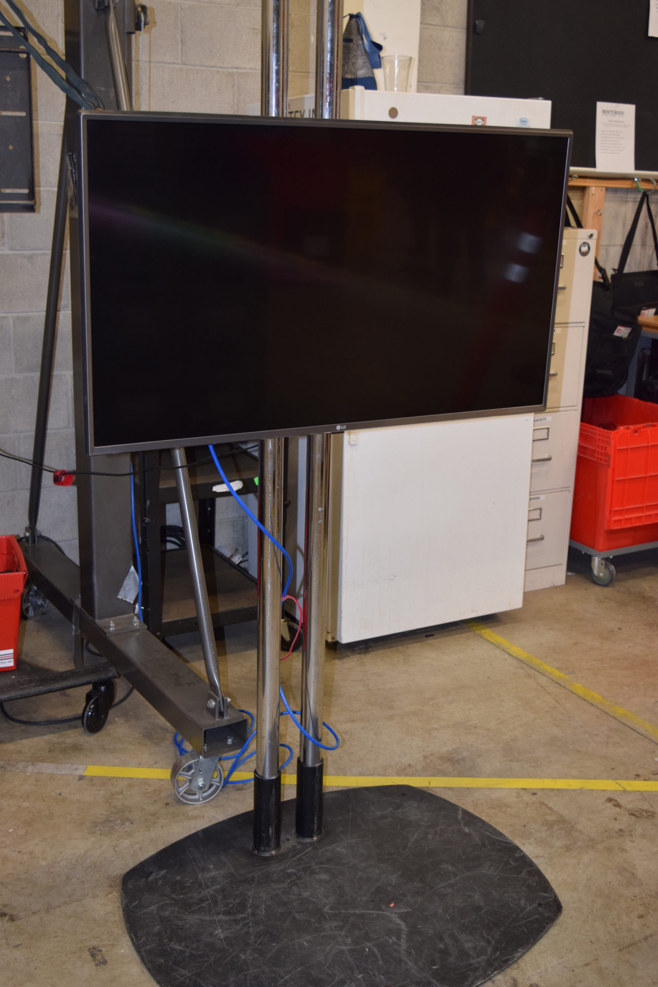 43" LG 43UV340C for rent