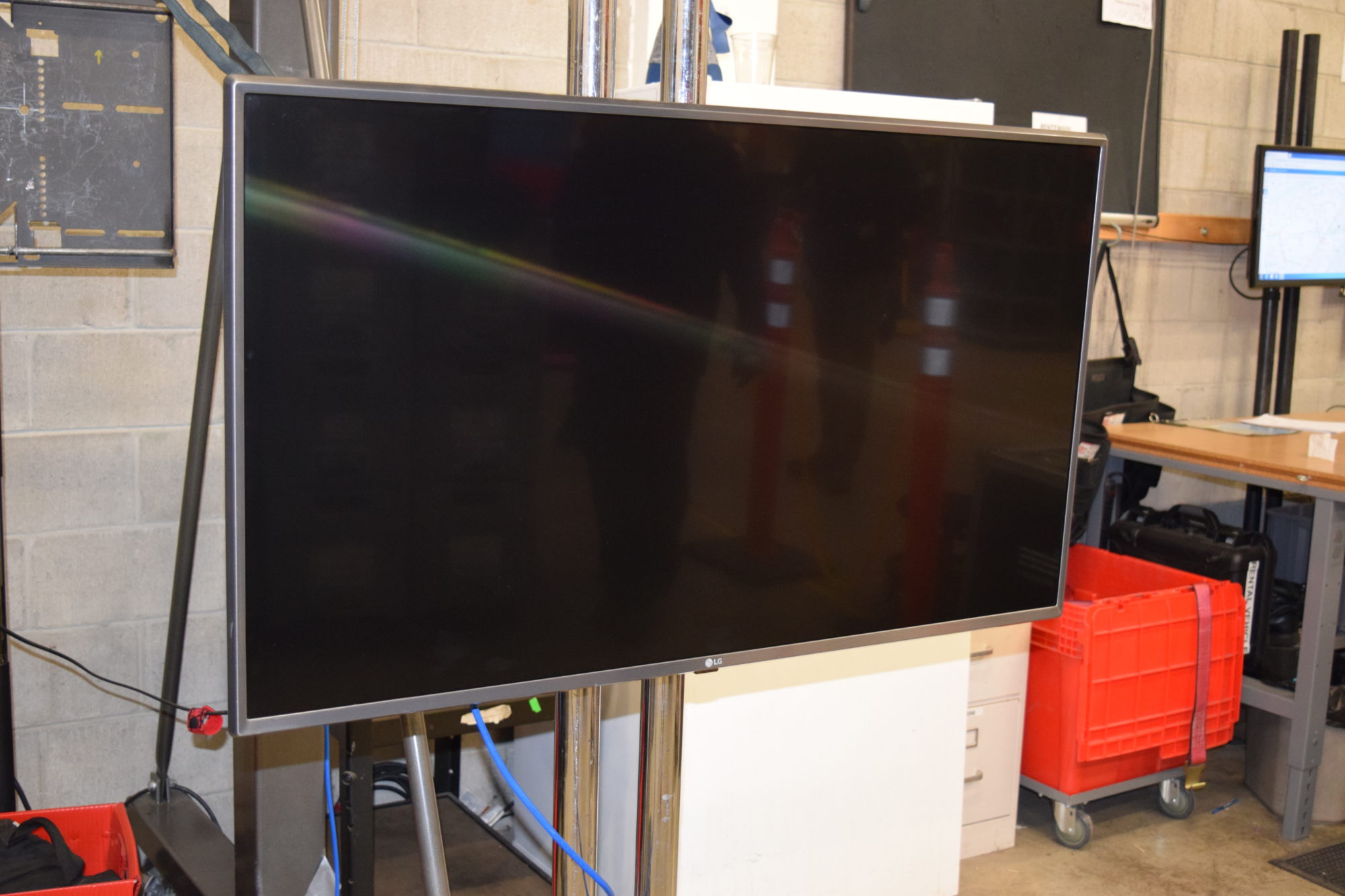 43" LG 43UV340C for rent