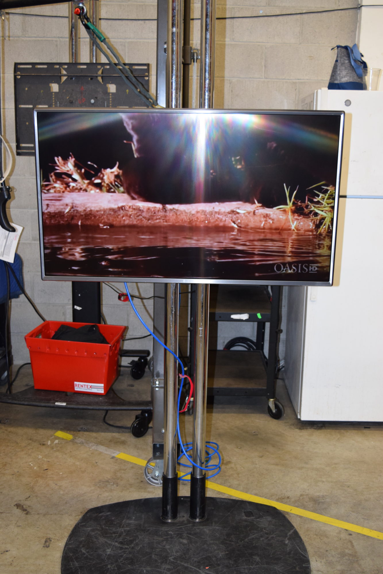 43" LG 43UV340C for rent